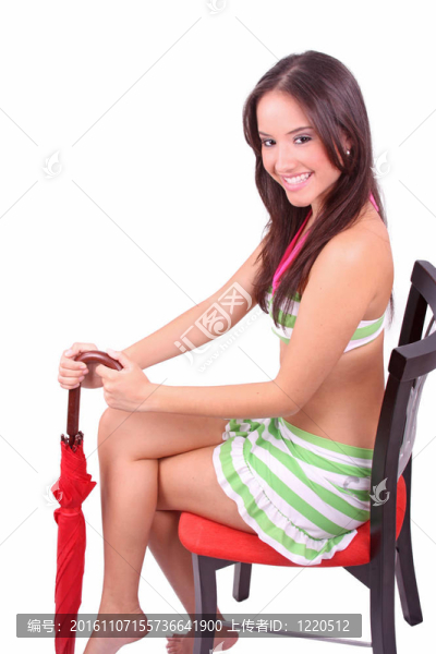 漂亮的女孩拿著一把紅色的傘