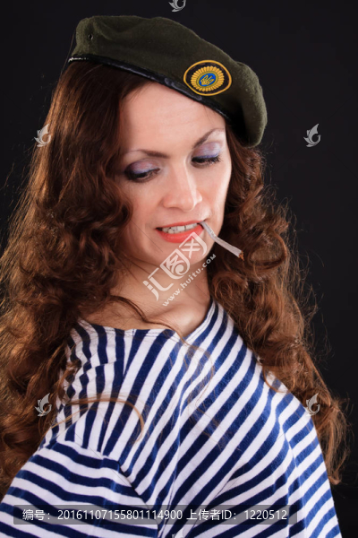 在軍用貝雷帽的女孩