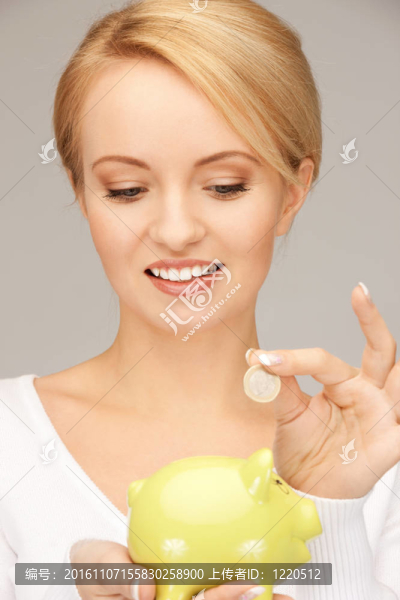 可愛的女人與儲(chǔ)蓄罐和錢
