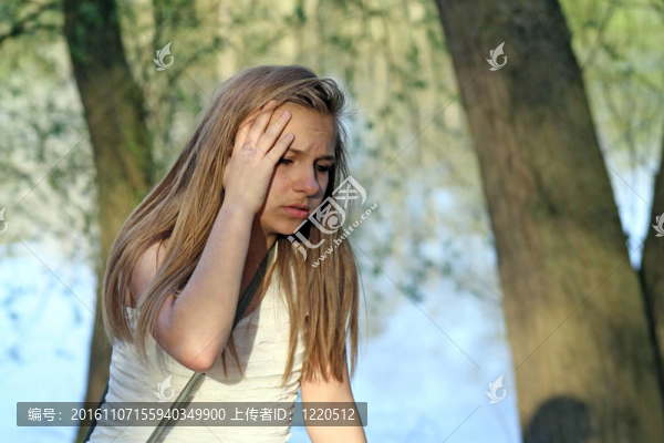一個有著頭疼痛的十幾歲的女孩
