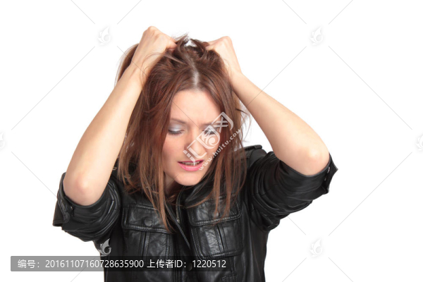 在絕望中的美麗的年輕女人