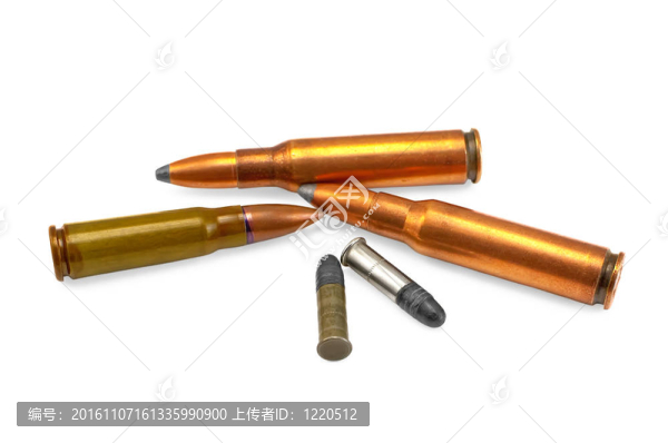 三個(gè)自動(dòng)武器子彈和兩個(gè)小口徑步槍孤立在白色背景