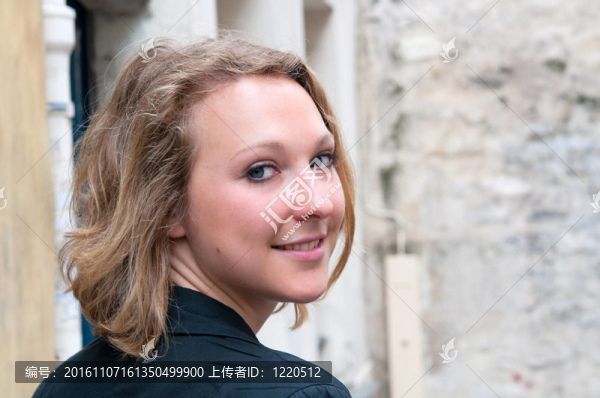 巴黎美麗的年輕女人