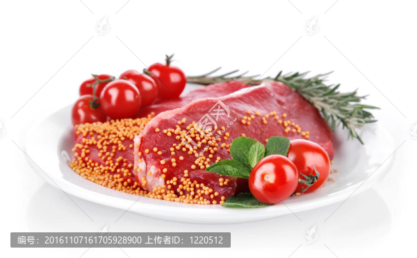 在盤子上有香料的生肉