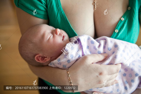 母親乳房附近的新生女孩