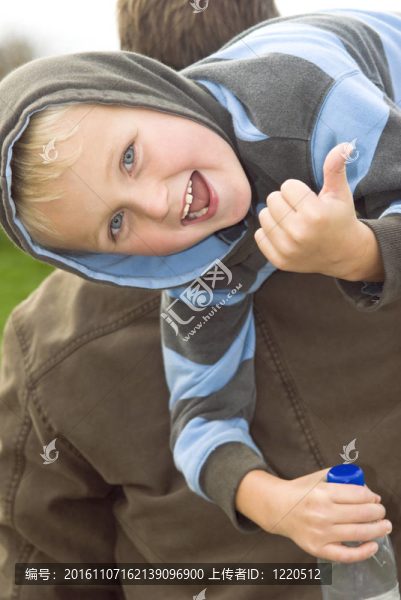 可愛(ài)的微笑的7歲的男孩