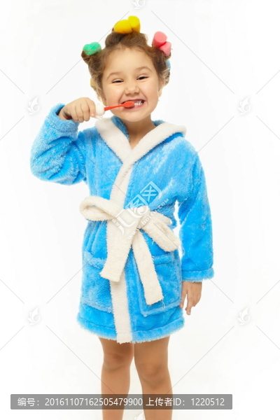 年輕快樂的女孩刷牙藍色修整的梳子的卷發(fā)在白色背景上的禮服