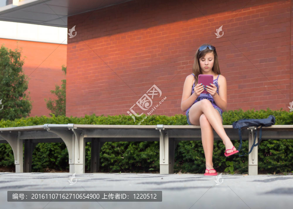 女孩與電子書