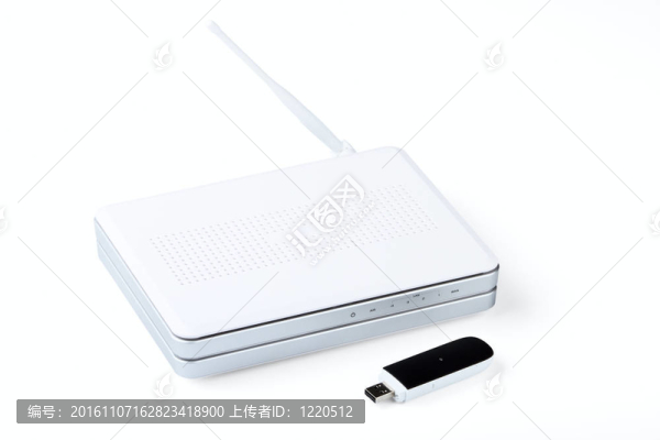 白色的無線路由器和USB調(diào)制解調(diào)器