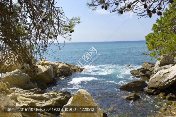 在布拉瓦海岸美麗的海濱和巖石（西班牙）