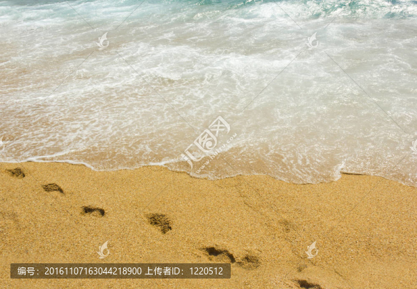 在岸邊，我E干凈透明的水