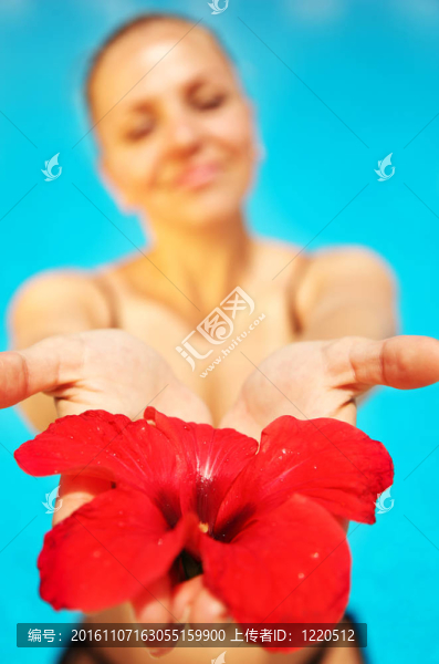 美麗的女性控股紅花