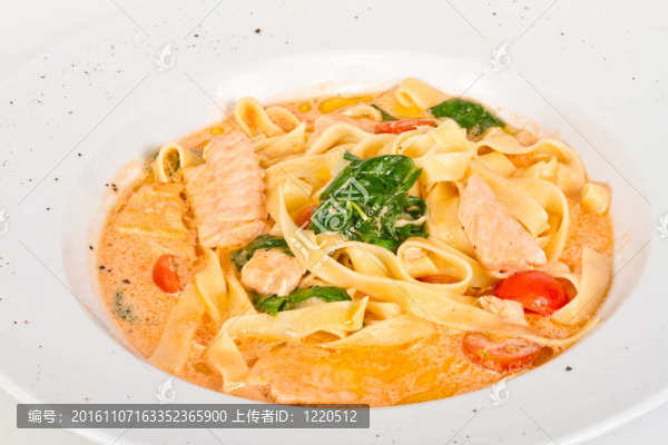奶油意大利面；三文魚；奶酪和歐芹