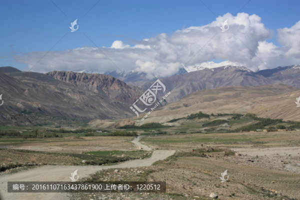 通向一座山的軌道