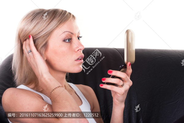 女孩在沙發(fā)上有一面鏡子