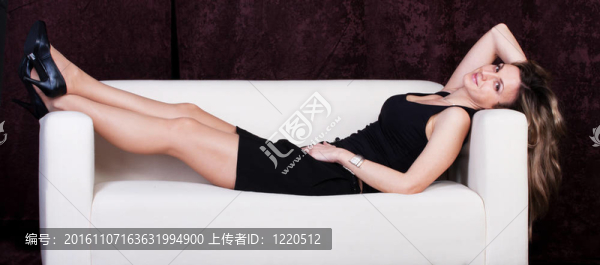 在沙發(fā)上的女孩