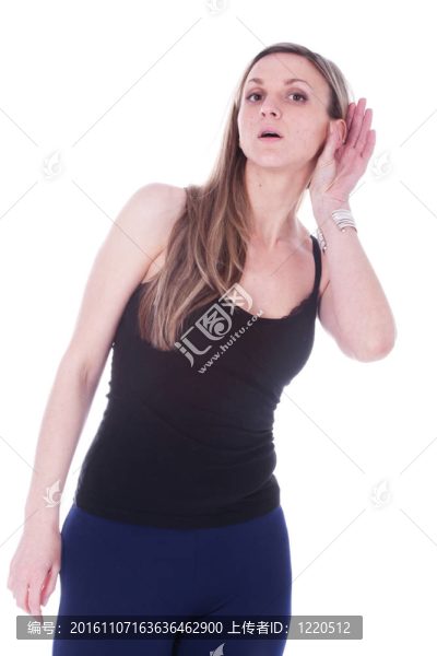用手靠近耳朵的女孩肖像