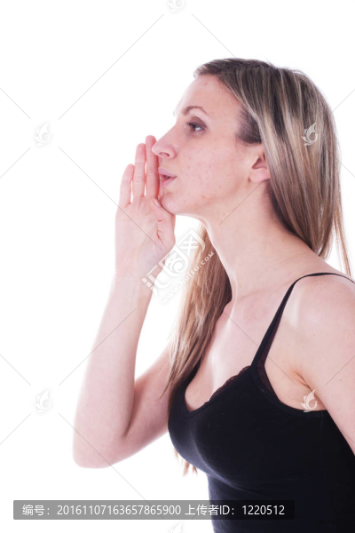女孩的手靠近嘴的肖像