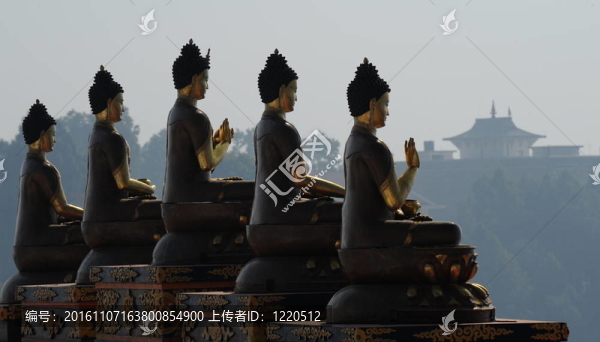 如來佛祖的金色雕像；尼泊爾