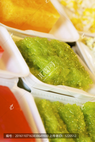 傳統(tǒng)泰國(guó)甜點(diǎn)在食品標(biāo)記。垂直拍攝。