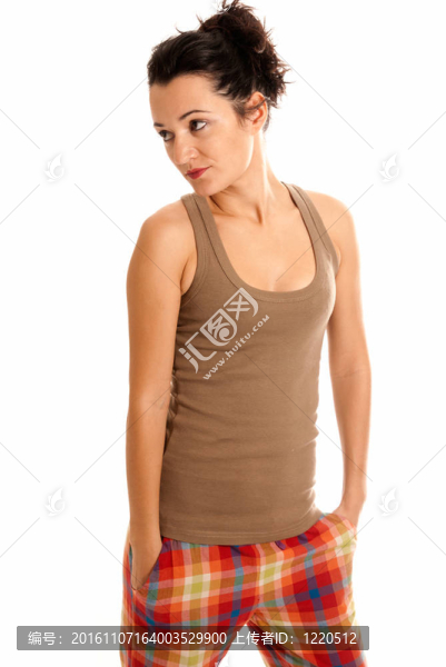 年輕的女人穿著白色的睡衣