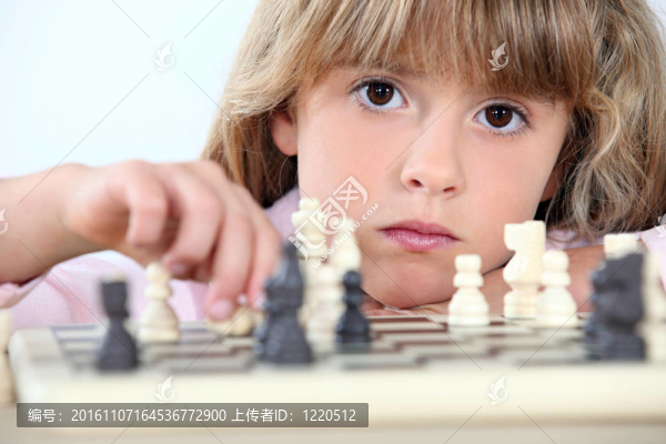 嚴(yán)肅的小女孩下棋