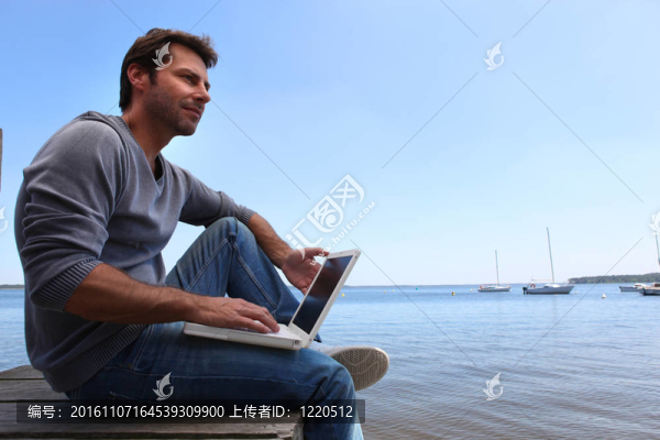 男子坐在湖邊