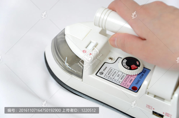 白色緞上電熨斗