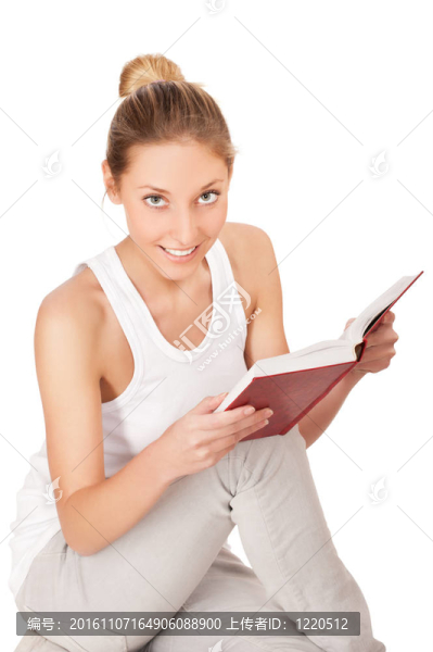 美麗的年輕女子與書籍孤立的白色背景