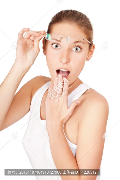 美麗的年輕女子在眼鏡上驚訝孤立的白色