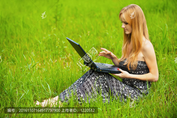 在筆記本電腦上工作的年輕漂亮的女人
