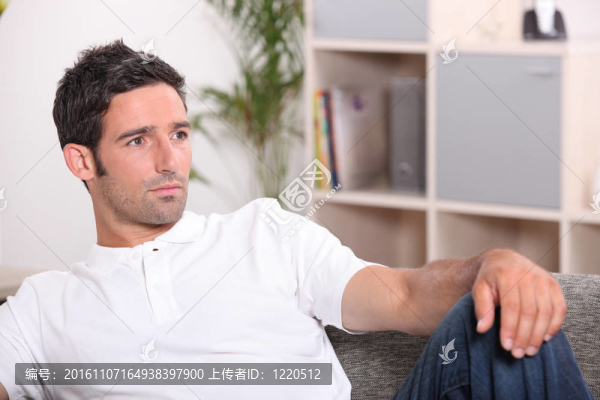 躺在沙發(fā)上的男人