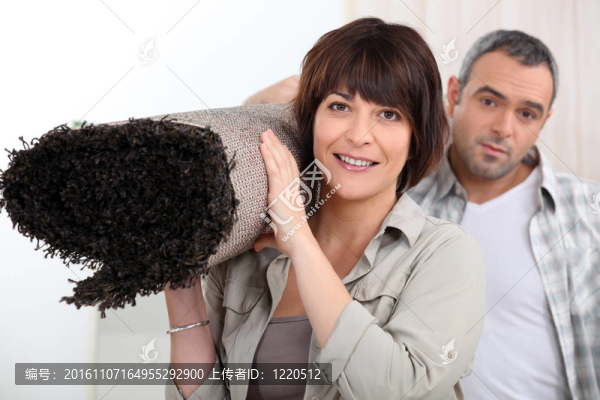夫婦帶著地毯