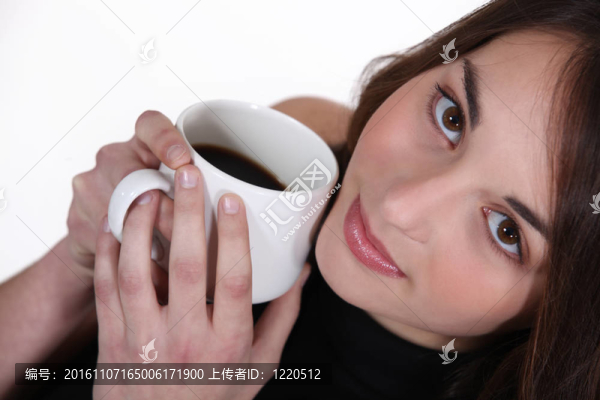 女子拿著咖啡杯面對面
