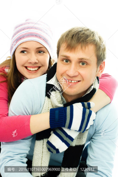 穿著冬季衣服的快樂夫婦
