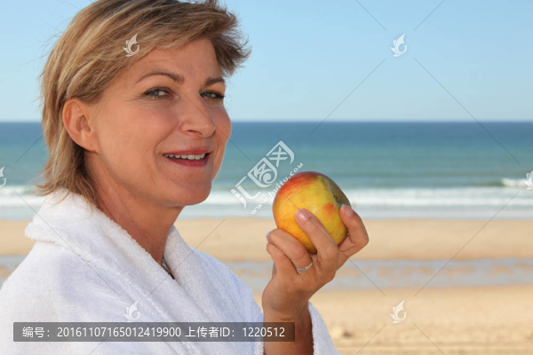 成熟的女人在浴袍