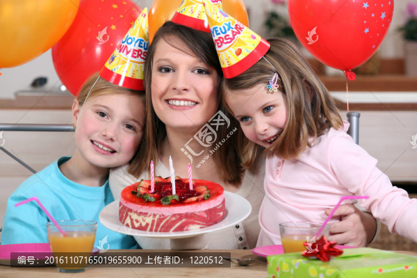 和孩子一起慶祝生日的女人
