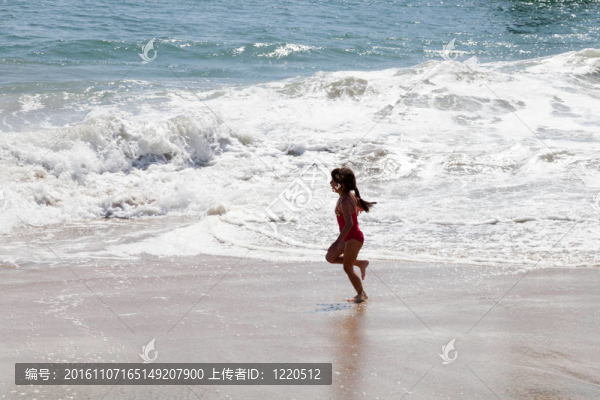 在海灘上沖浪的小女孩