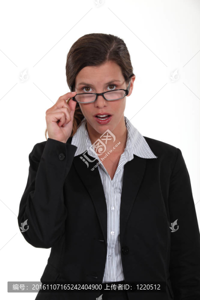 年輕的員工看著她的眼睛