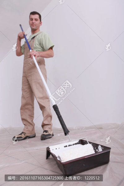 用輥涂工人