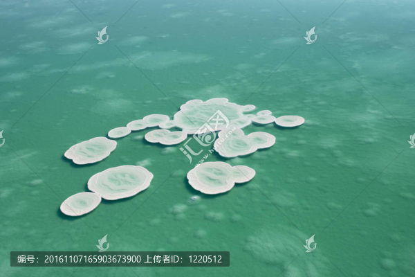 在死海上的鹽晶體
