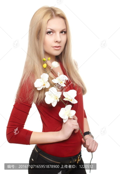 穿紅色連衣裙的年輕女子，束著白色的花；白色的攝影棚