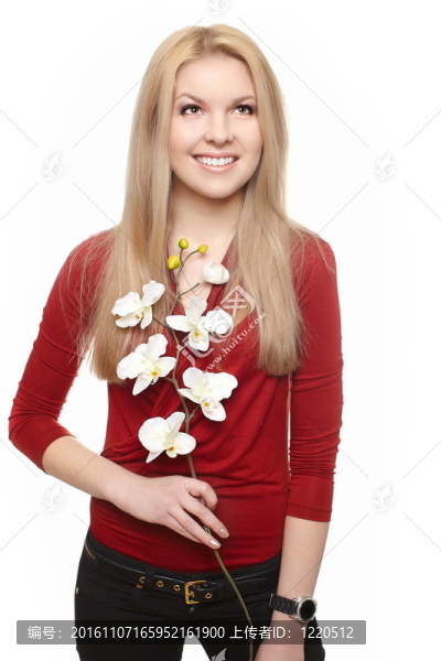 穿紅色連衣裙的年輕女子，束著白色的花；白色的攝影棚