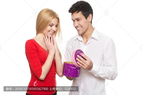 年輕人的浪漫英俊的男人拳擊女孩贈送；孤立在白色情人節(jié)