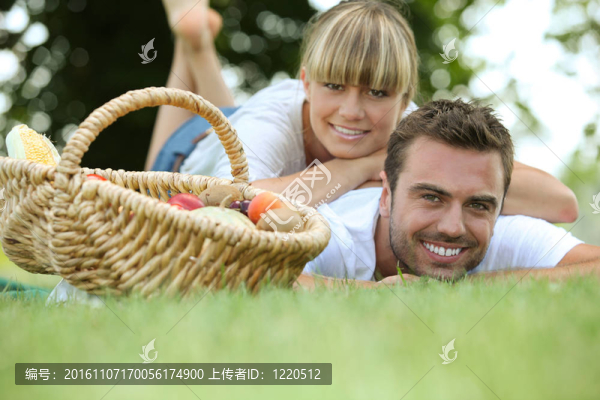 夫婦在公園里放松