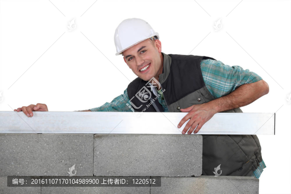 一個石匠建造一堵墻。