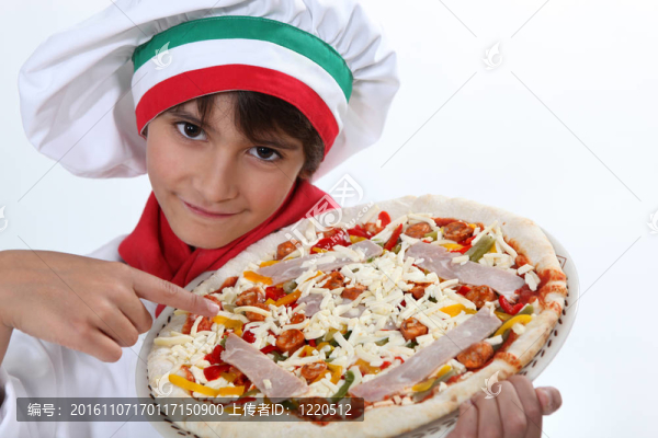 孩子打扮成比薩餅廚師