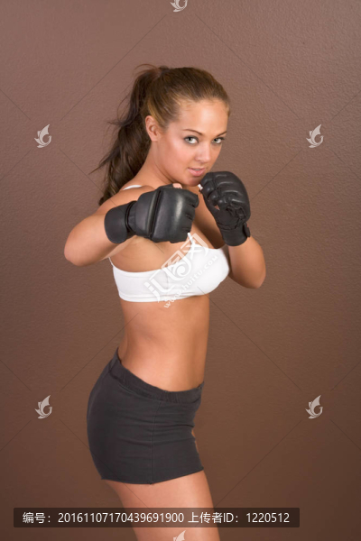女踢拳擊手