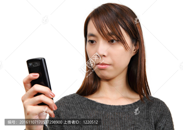 女孩在手機(jī)上閱讀短信