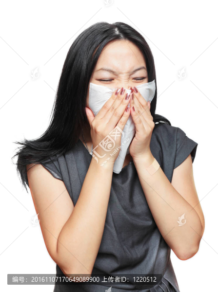 打噴嚏的女孩